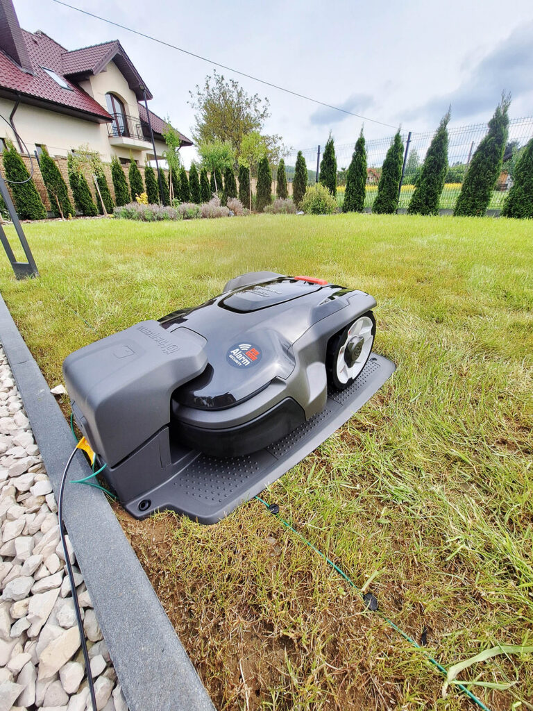 robot koszący w bazie