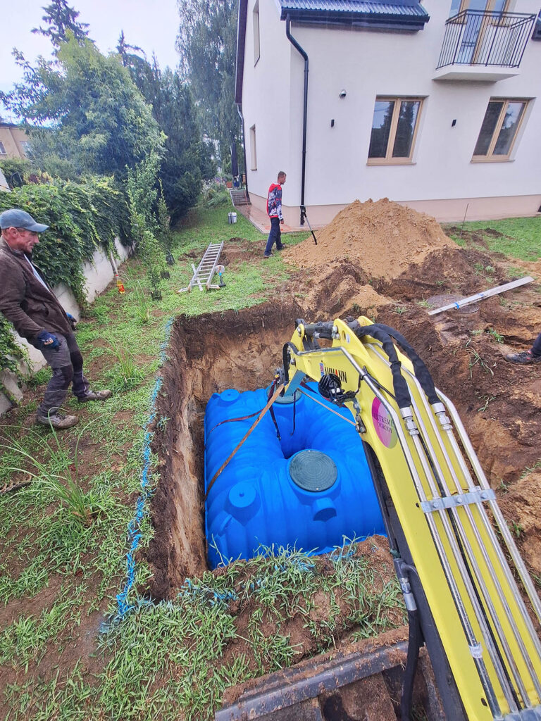montaż w gruncie zbiornika na wodę opadową